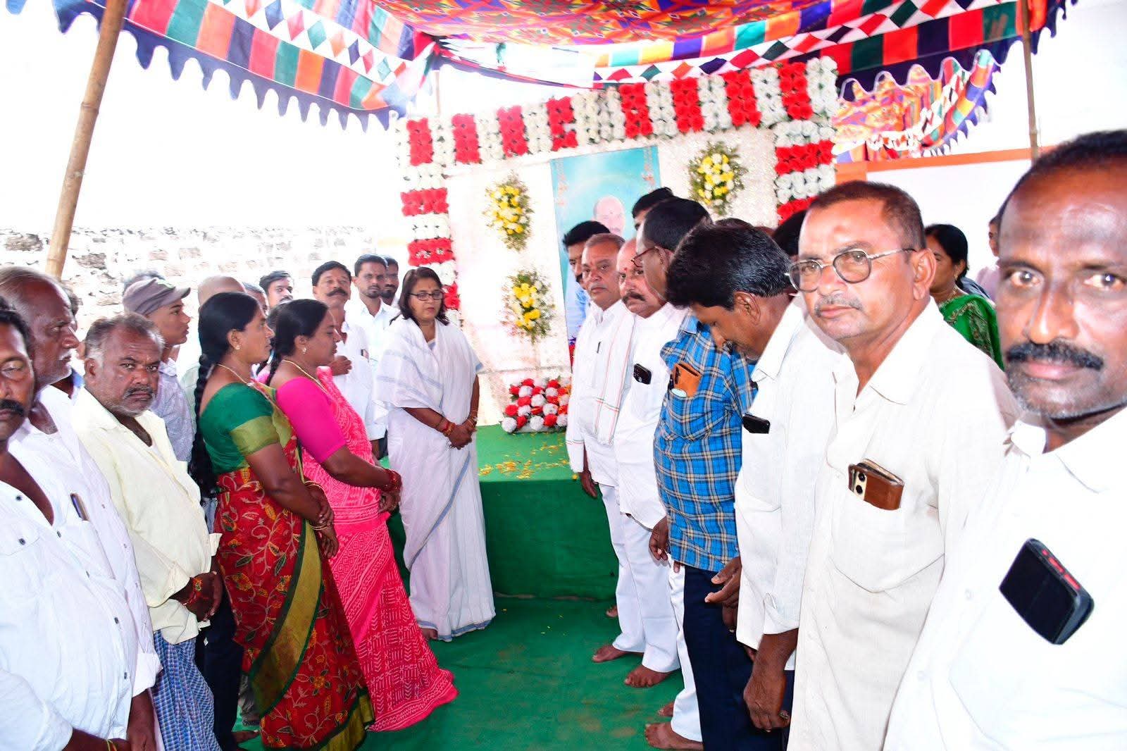 మృతుల కుటుంబాలను పరామర్శించిన ఎమ్మెల్యే