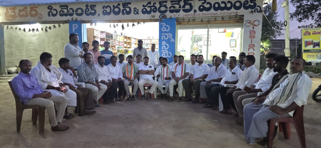 ఉమ్మడి మండలం లో కాంగ్రెస్ పార్టీ లో ఉంటూ వ్యతిరకంగా పార్టీ విదివిధానాలు కివిరుద్ధంగా పాల్పడుతూ ఉన్న కాంగ్రెస్ పార్టీ నాయకులు నీ కాంగ్రెస్ పార్టీ మండల అధ్యక్షుడు ఎల్లయ్య యాదవ్ పార్టీ నుండి సస్పెండ్ చేసాడు.