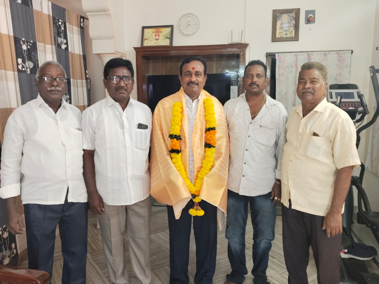 పితాని బాలకృష్ణకి చిరు సత్కారం నియోజవర్గం వైయస్సార్ పార్టీ నాయకులు