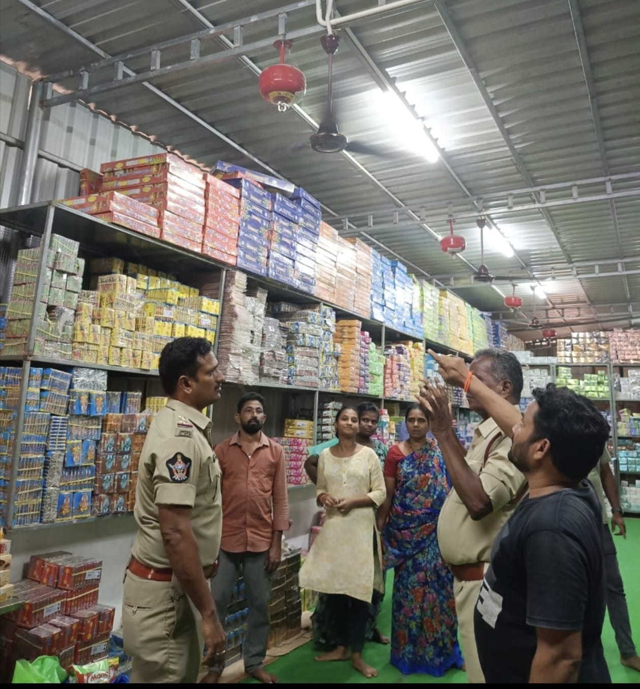 దీపావళి సందర్భంగా బాణాసంచా నిల్వ, విక్రయ కేంద్రాల తనిఖీ