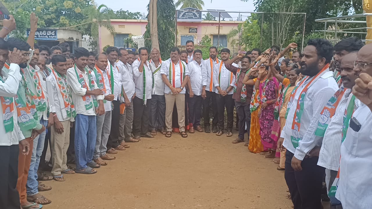 గుడిపల్లి మండలం లోని ఘనపురం గ్రామంలో బి ఆర్ ఎస్ పార్టీ నాయకులు 31కుటుంబాలు కాంగ్రెస్ పార్టీ జాయిన్ అయ్యారు.