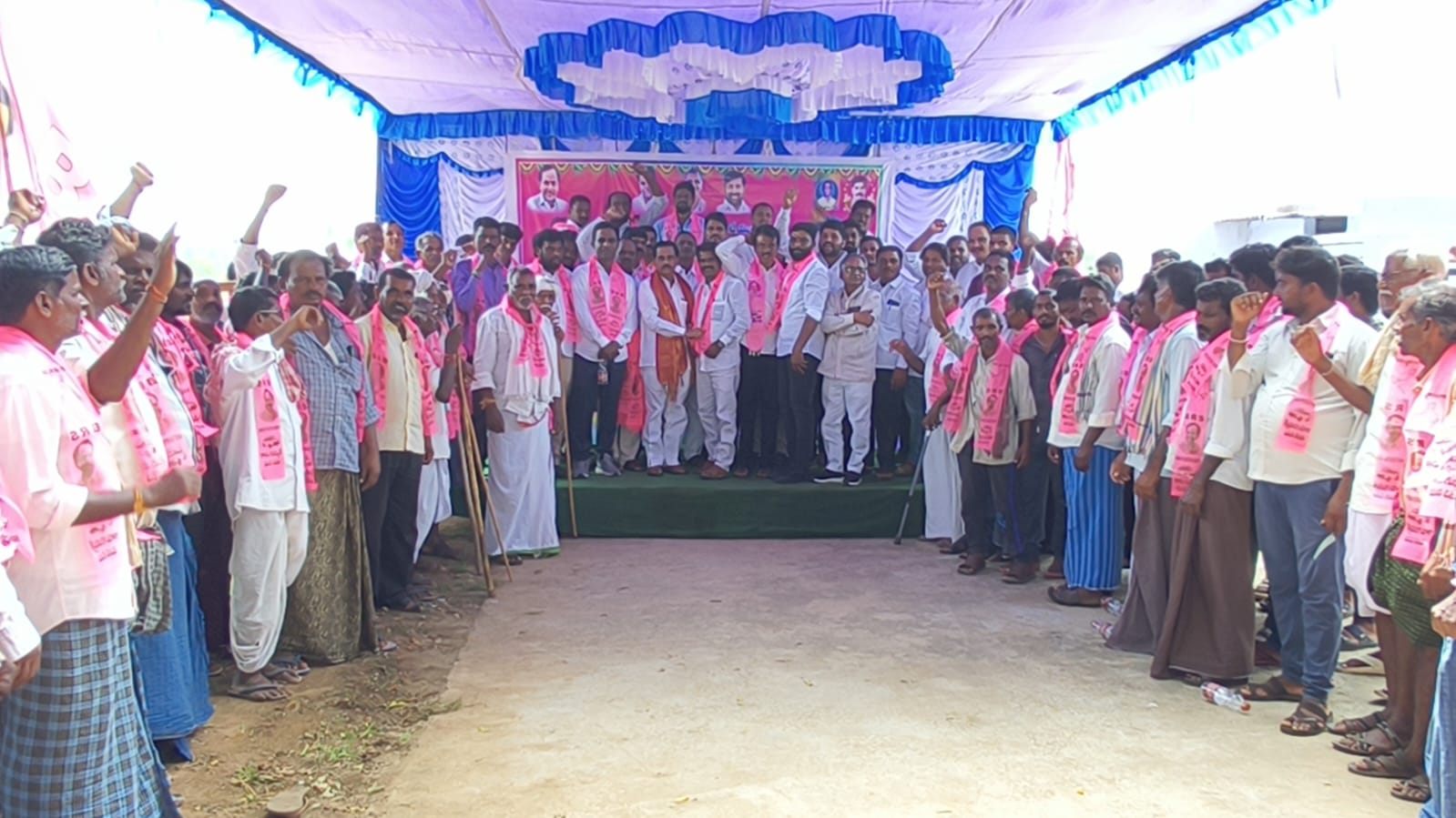 మాజీ ఎమ్మెల్యే రామావత్ రవీంద్ర కుమార్ సమక్షం లో 150 మంది జాయిన్ అయ్యారు.కాంగ్రెస్ పార్టీ కి బారీ షాక్కాంగ్రెస్ పార్టీ ఇచ్చిన హామీలు నెరవేర్చడం లో విఫలం కాంగ్రెస్ పార్టీ నాయకులు బి ఆర్ ఎస్ పార్టీ లో కండువాలు కప్పుకొని బి ఆర్ ఎస్ తీర్ధం పుచ్చుకున్నారు.