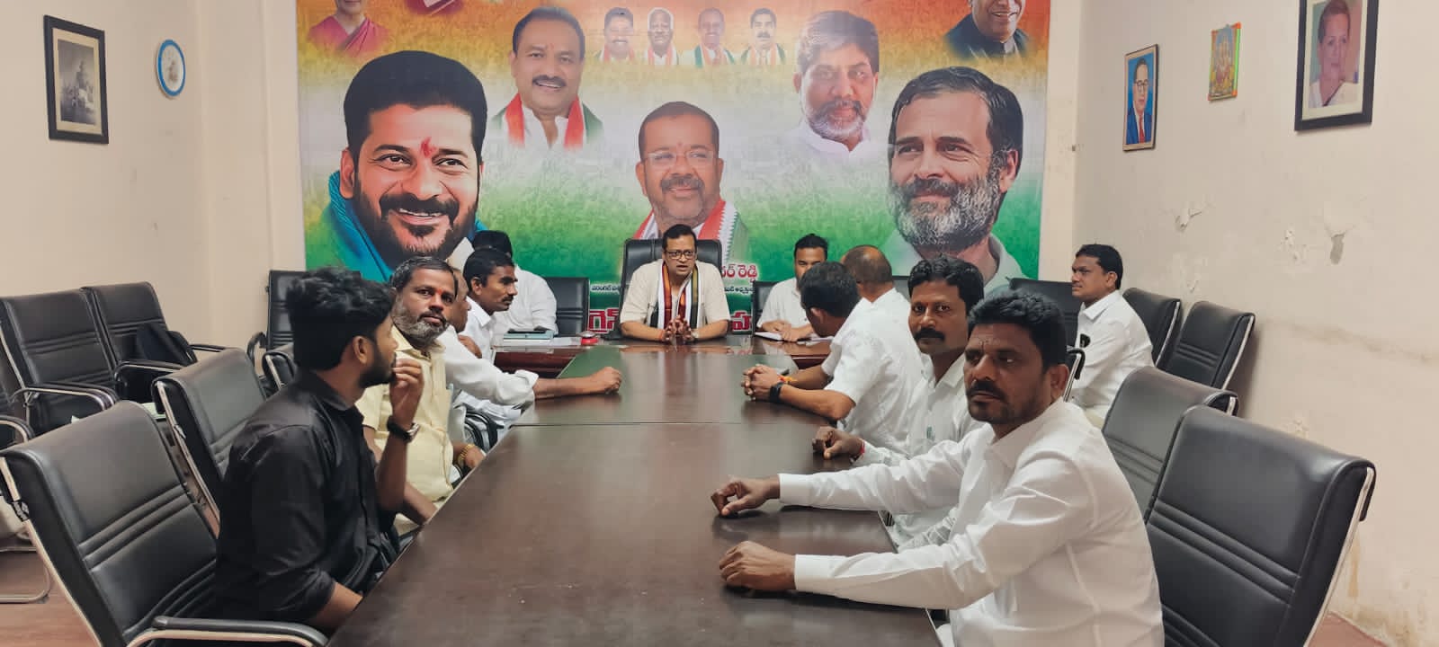 కాంగ్రెస్ పార్టీకి అంకితభావంతో పనిచేసే వారికి జిల్లా అధ్యక్ష పదవి ఇవ్వండి