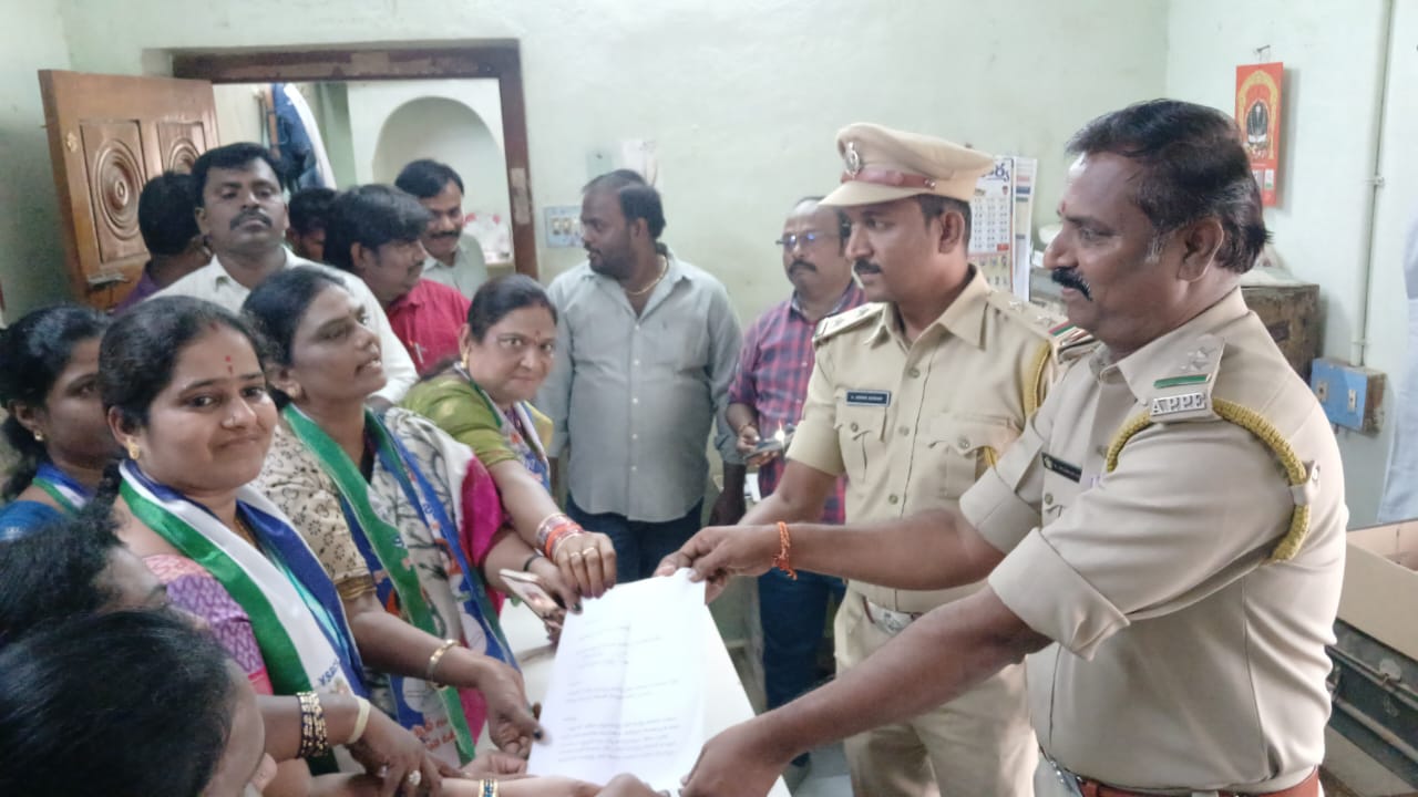 కల్తీ మద్యం పైన కదం తొక్కిన రాజంపేట మహిళ లోకం