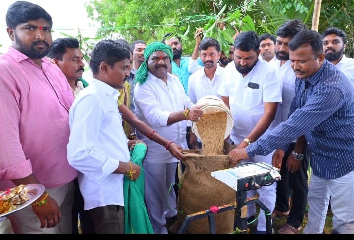 ధాన్యం కొనుగోలు కేంద్రం ప్రారంభించిన ఎమ్మెల్యే