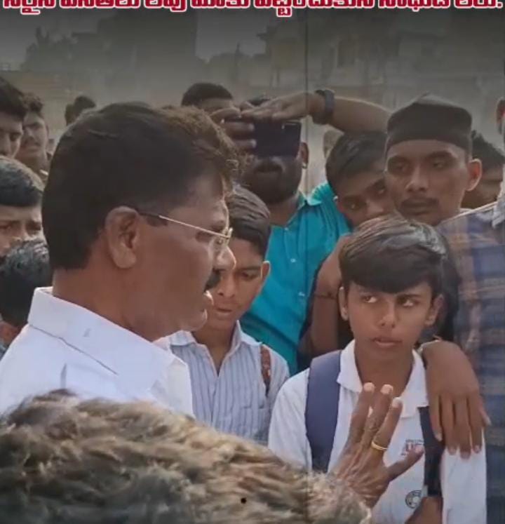 మైనార్టీ రెసిడెన్షియల్ స్కూల్ విద్యార్థుల ధర్నా – మాజీ ఎమ్మెల్యే హన్మంత్ షిండే జోక్యంతో పరిష్కారం