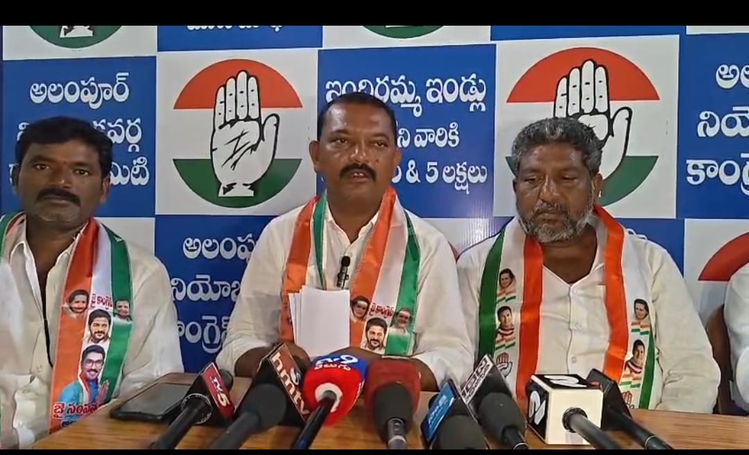 జోగులాంబ గద్వాల జిల్లా ఇందిరమ్మ ఇళ్లకు ఇసుక మాఫియా రెచ్చిపోతున్నారు.