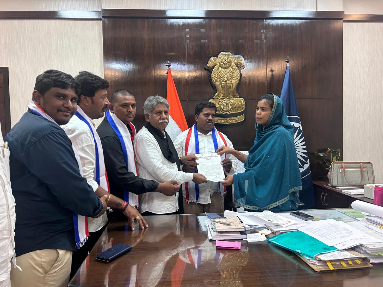 అన్నాపర్రు బీసీ హాస్టల్ లో ఫుడ్ పాయిజన్ అయినా విద్యార్థి లను పరామర్శించిన బీసీ నేతలు