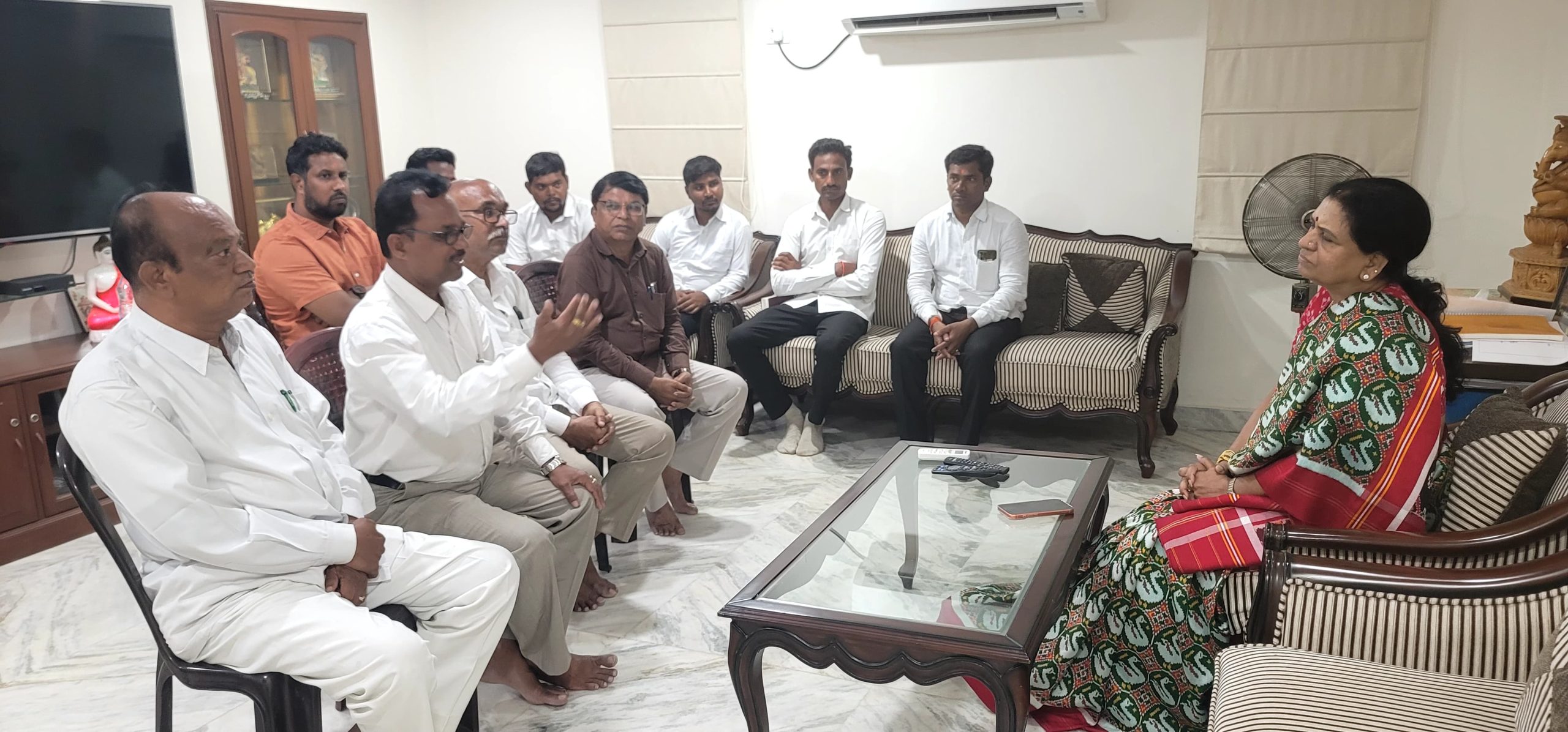 ముఖ్యమంత్రిని కలిసి ప్రయత్నం చేద్దాం కోర్టు స్థల మార్పిడి అంశంపై డీకే అరుణ