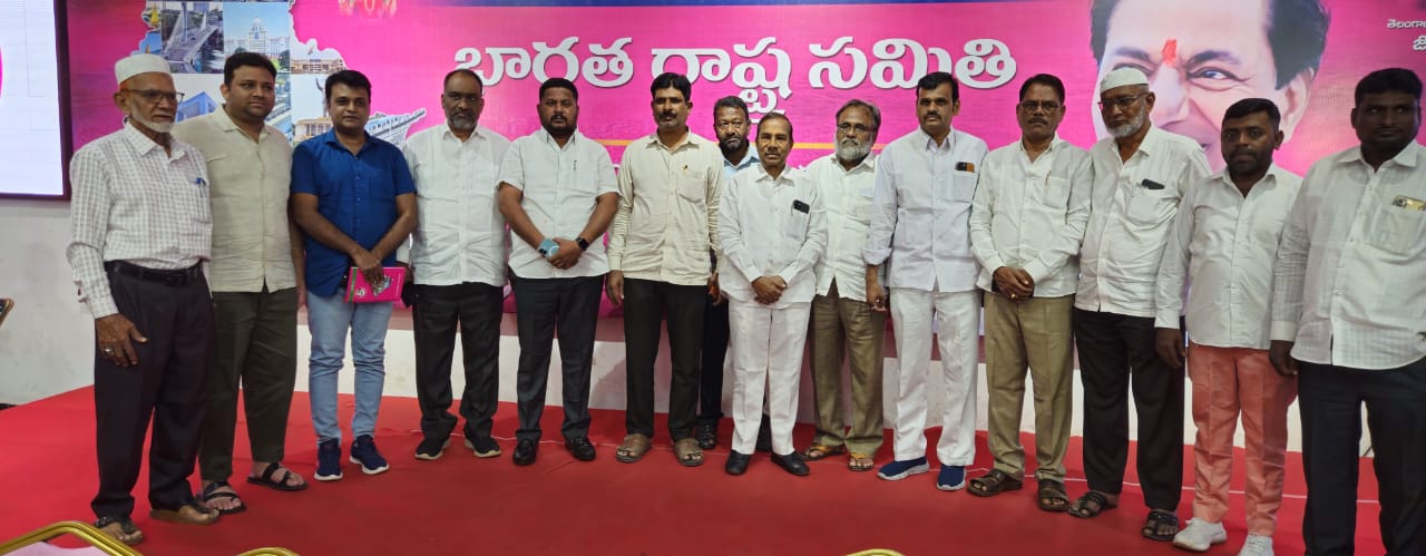ఈరోజు హైదరాబాద్ తెలంగాణ భవన్ లో జహీరాబాద్ MLA మాణిక్ రావు * రాబోయే *జూబ్లీహిల్స్ అసెంబ్లీ ఉప ఎన్నికకు సంబంధించి BRS పార్టీ జూబ్లీహిల్స్ నియోజకవర్గ విస్తృత స్థాయి కార్యకర్తల సమావేశంలో పాల్గొన్నారు