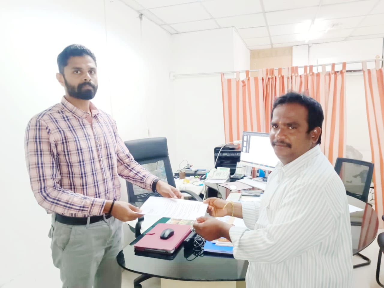 బిజెపి పార్లమెంట్ అధ్యక్షులు సాయిలోకేష్ సూచనలు మేరకుగుంటకల్ డివిజన్ డివిజనల్ రైల్వే మేనేజర్ చంద్రశేఖర్ గుప్తాను కలిసిన రాచూరి మురళి