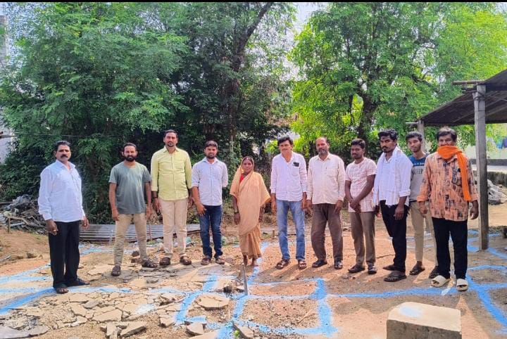 ఇందిరమ్మ ఇల్లు కోసానికి భూమి పూజ చేసిన కాంగ్రెస్ నాయకులు