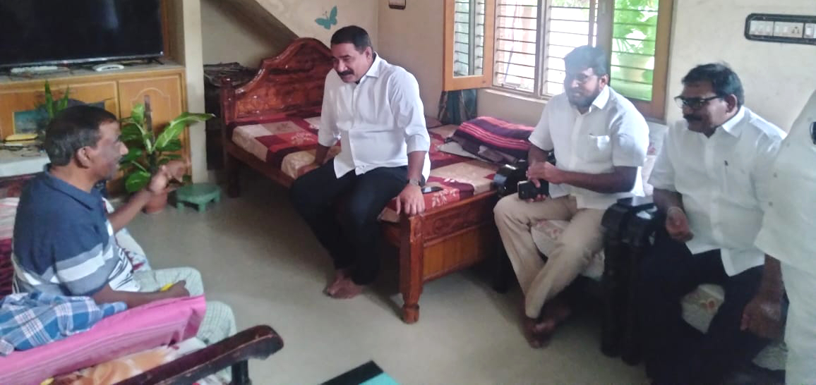 సీనియర్ పాత్రి కేయులు రాజబోయిన మనోహర్ ని పరామర్శించిన యల్లటూరు శ్రీనివాసరాజు