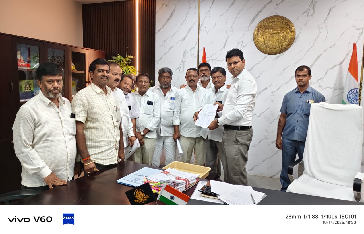 ఆర్డీఎస్ నీటి కొరకు జిల్లా కలెక్టర్ ని కలిసిన కాంగ్రెస్ నాయకులు