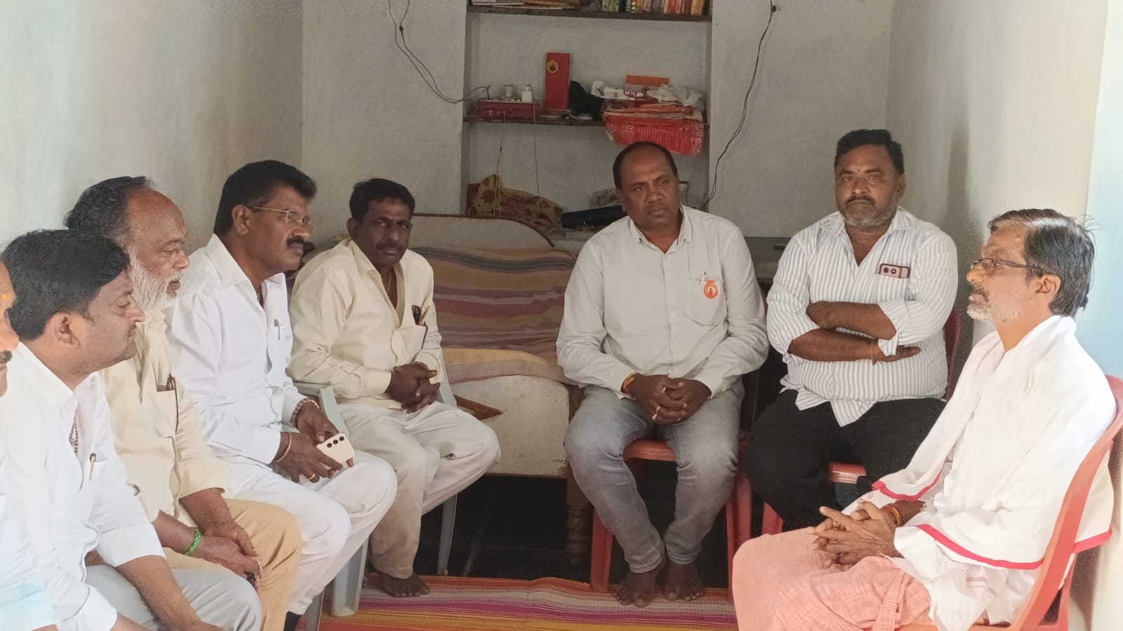 బి ఆర్ఎస్ పార్టీ కార్యకర్త పాండురంగ పటేల్ కుటుంబ సభ్యులను పరామర్శించిన మాజీ ఎమ్మెల్యే