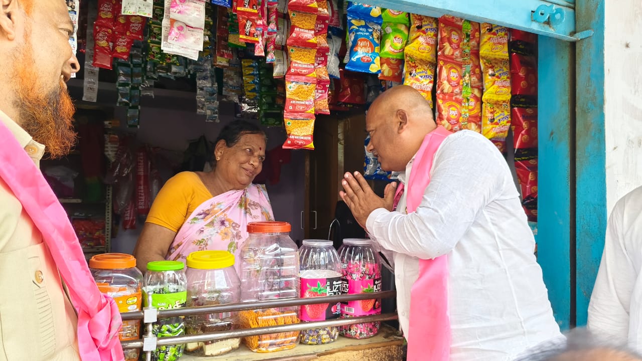 జూబ్లీహిల్స్ ఉపఎన్నిక ప్రచారంలో బాలానగర్ డివిజన్ కార్పొరేటర్ ఆవుల రవీందర్ రెడ్డి