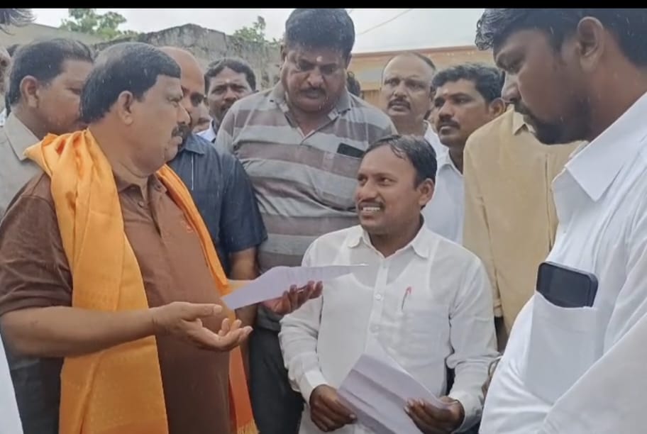 గుడిపల్లి మండల కేంద్రంలోని ఎమ్మెల్యే గారుమార్నింగ్ విత్ వాక్ కార్యక్రమంలో భాగంగా వారి పర్యటంలో ఉండగా