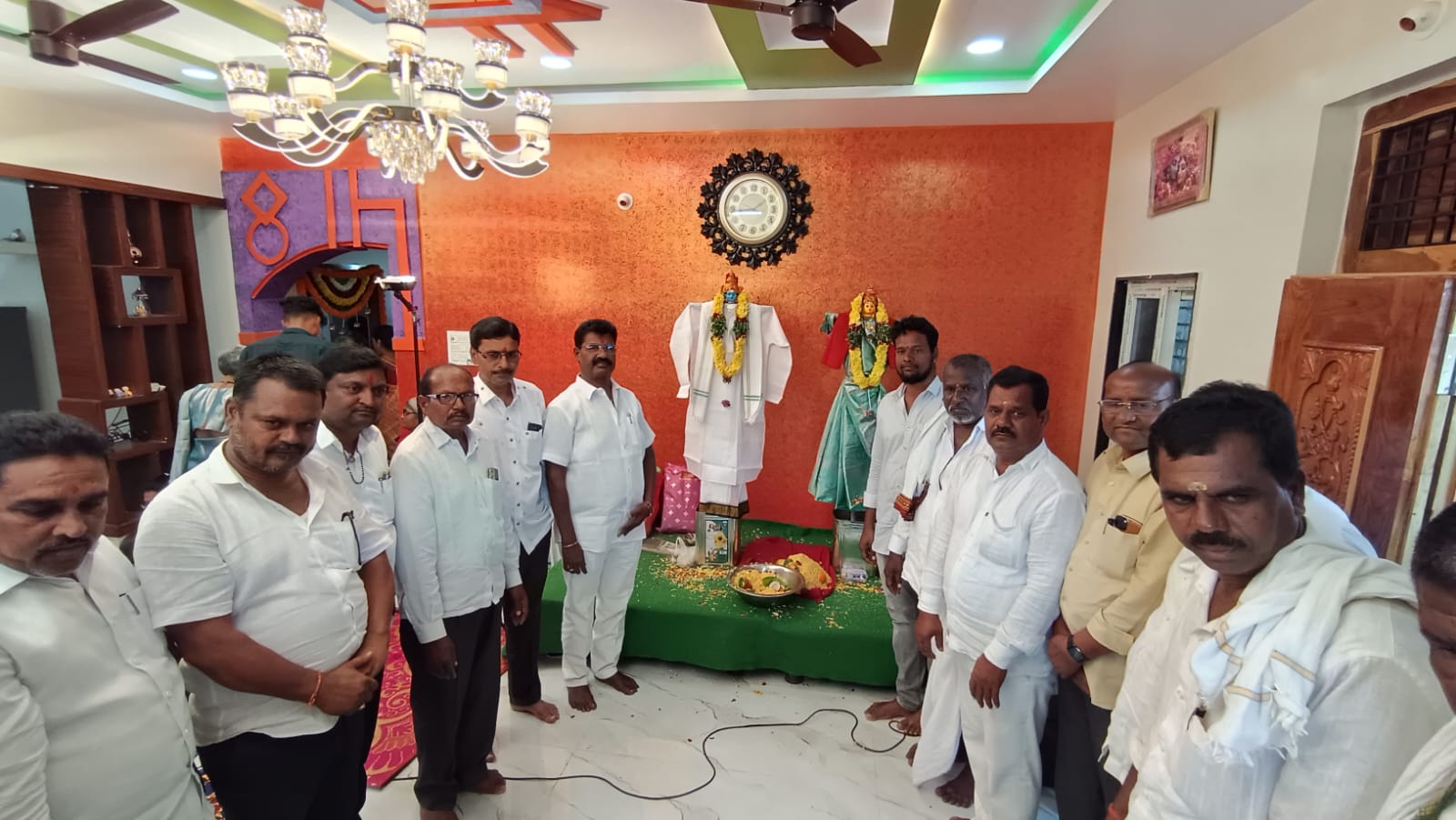 నూతన గృహప్రవేశం లో పాల్గొన్న మాజీ ఎమ్మెల్యే షిండే…