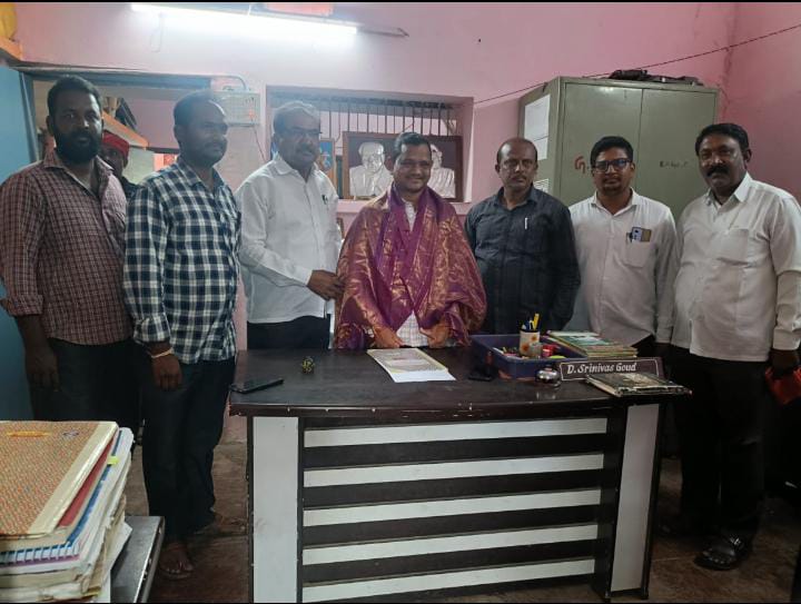 నూతనంగా విచ్చేసిన డి ఎల్ పి ఓ ప్రసాద్ గారికి సన్మానించిన పంచాయతీ సిబ్బంది….