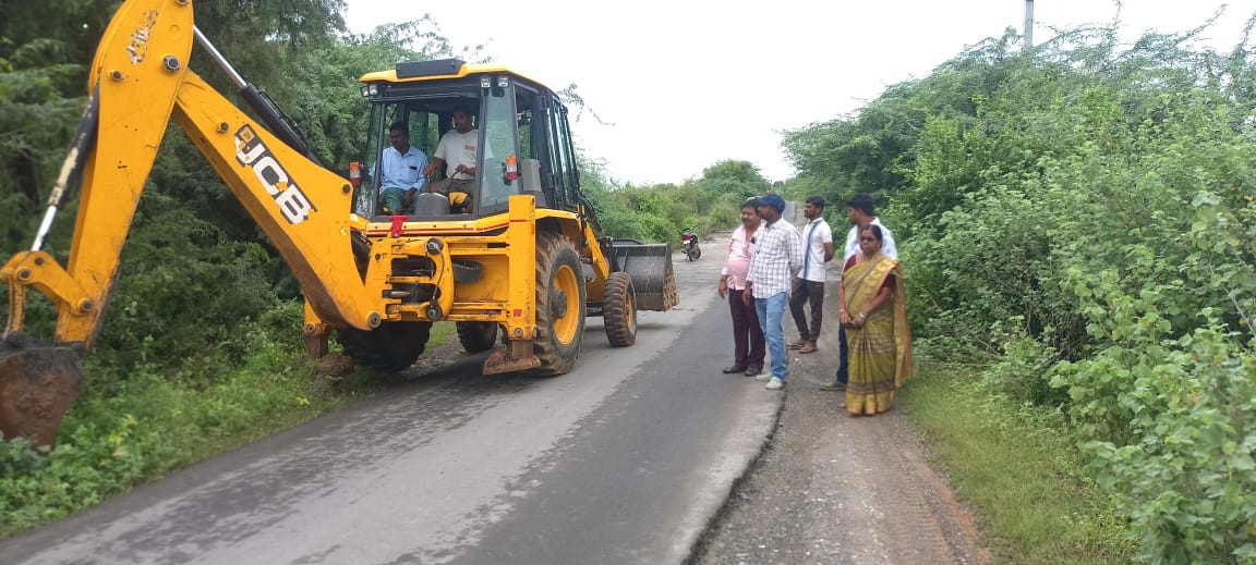 సీతానగులవరం బ్రిడ్జి వద్ద ట్రాఫిక్ కష్టాలకు చెక్! ఎంపీడీఓ ఓ అన్నమ్మ చొరవతో రోడ్డుకు ఇరువైపులా చెట్ల తొలగింపు