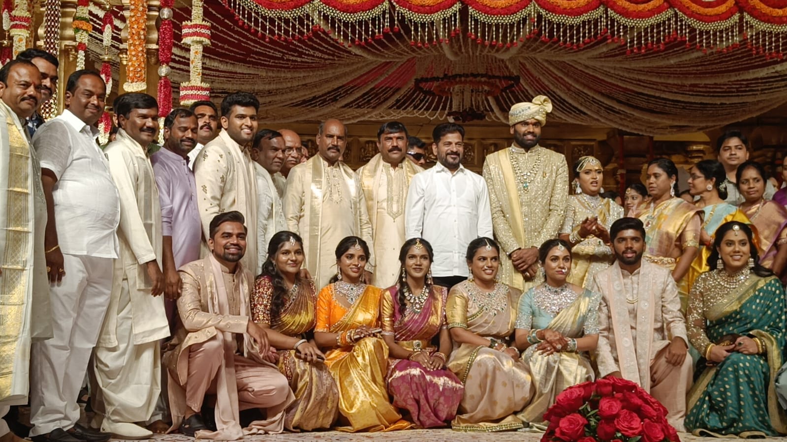 నూతన వధూవరులును ఆశీర్వాదించిన ప్రముఖులు