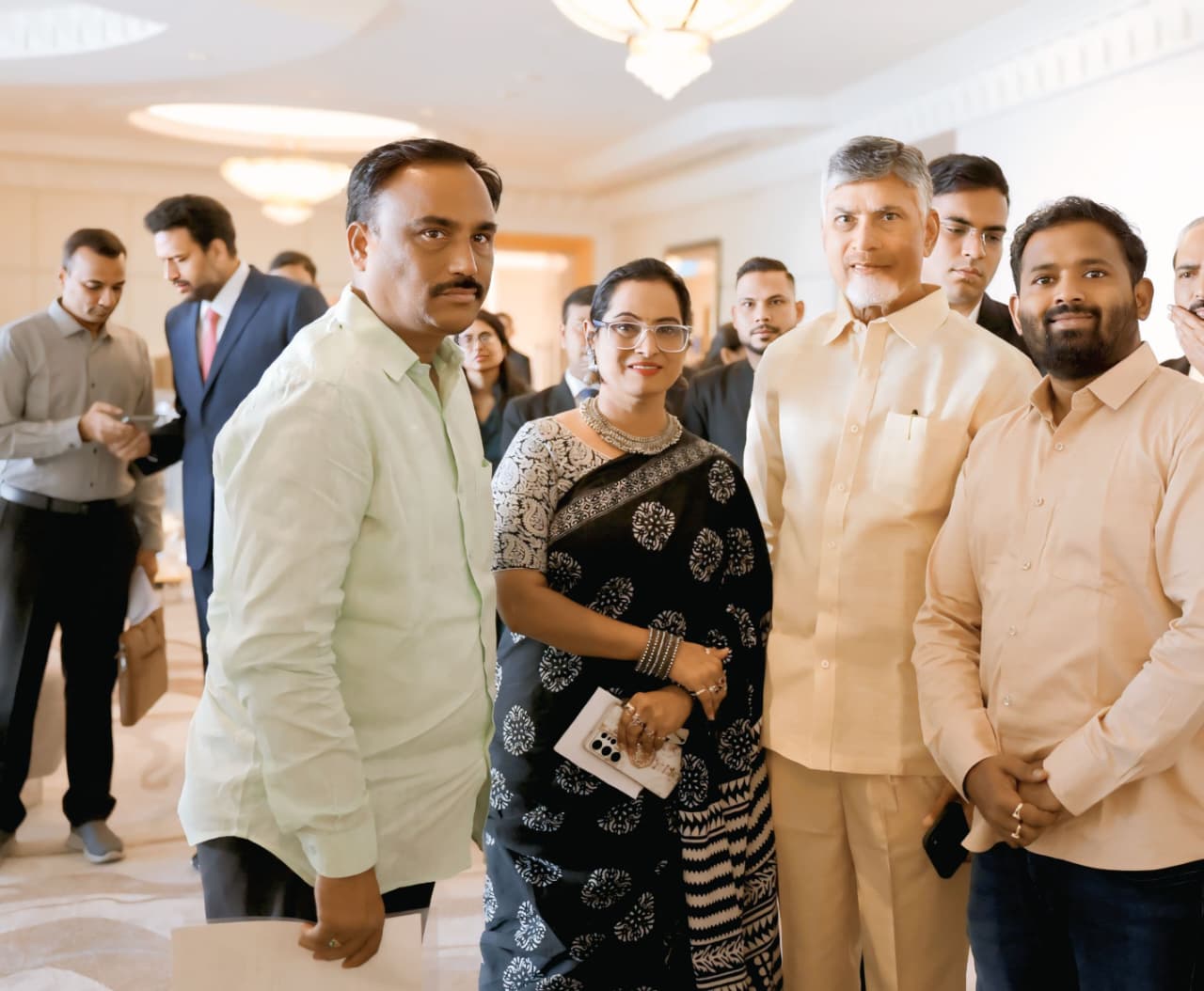 దుబాయ్ లో ఆంధ్రప్రదేశ్ ముఖ్యమంత్రి ని మర్యాద పూర్వకంగా కలిసిన ఎద్దుల విజయ సాగర్.