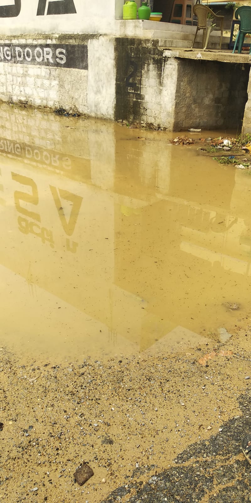 కాలువ ఆక్రమణలతో నివాసాల మధ్య వర్షపు నీరు,