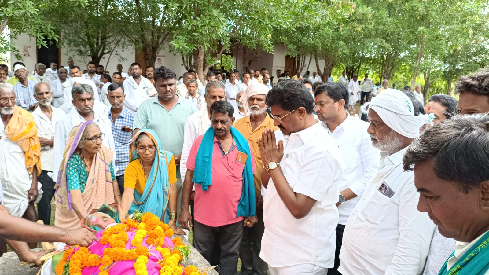 అంతక్రియలో పాల్గొన్న మాజీ ఎమ్మెల్యే సిందే. …