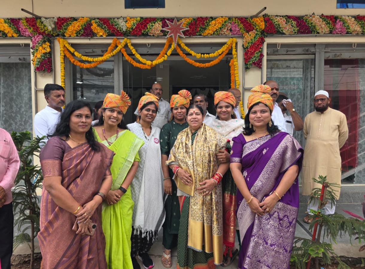 డి ఎం ఎస్ సమృద్ధి బజార్ ని ప్రారంభించిన కార్పొరేటర్ పుష్ప నగేష్ యాదవ్. సింధు ఆదర్శ్ రెడ్డి