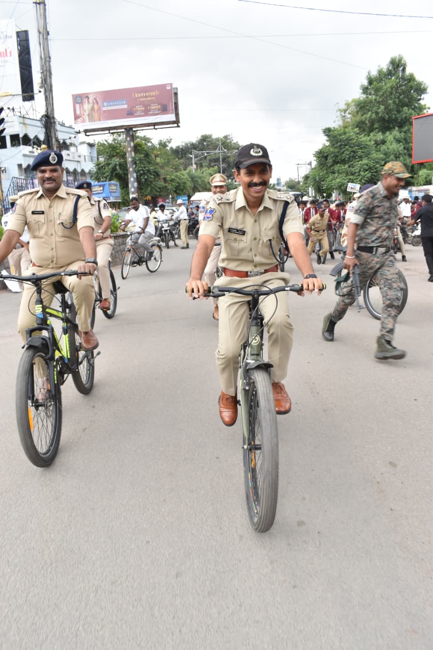 పోలీస్ అమరవీరుల వారోత్సవాల సందర్భంగా పోలీస్ శాఖ ఆధ్యర్యంలో సైకిల్ / బైక్ ర్యాలీ..!