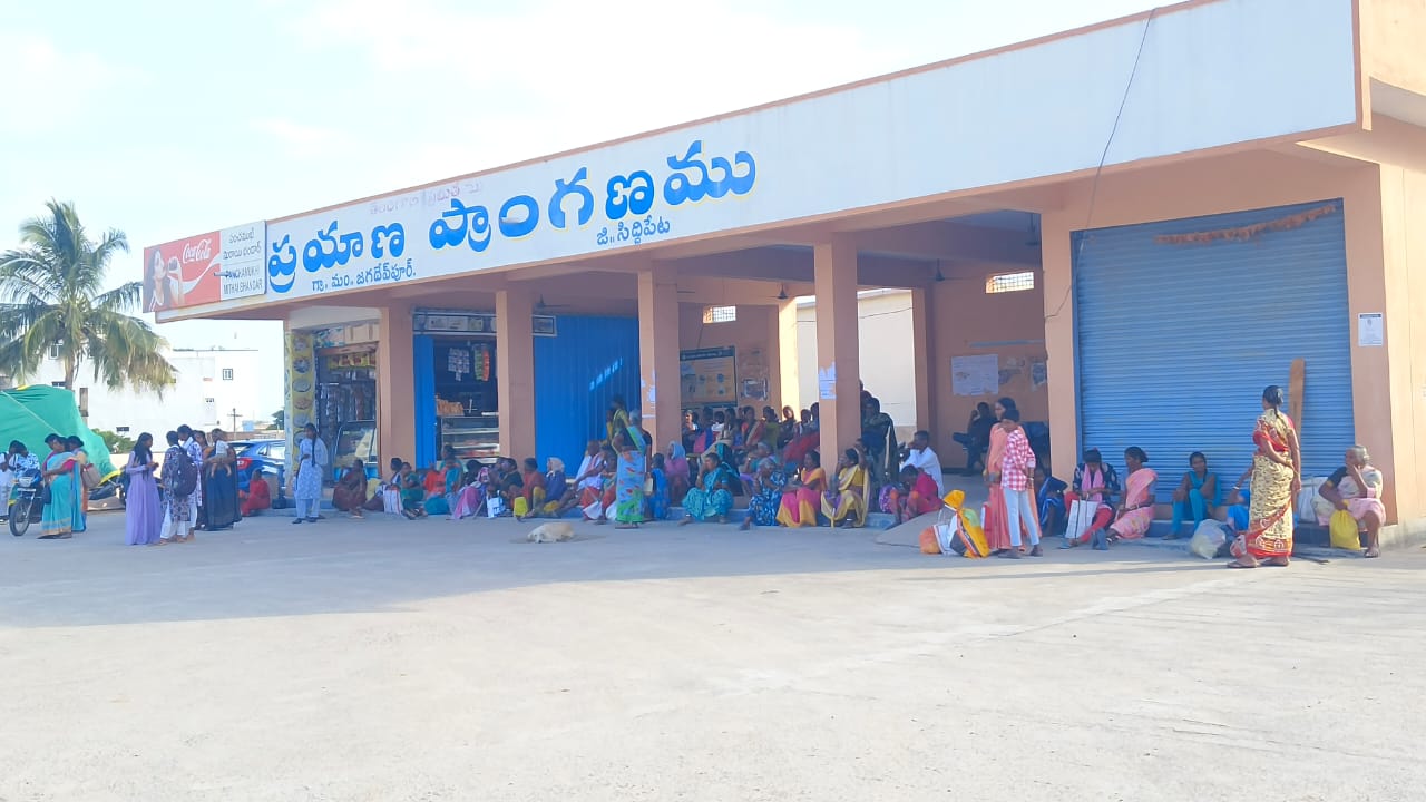 జగదేవపూర్ బస్టాండ్లో సౌకర్యాలు కరువు…