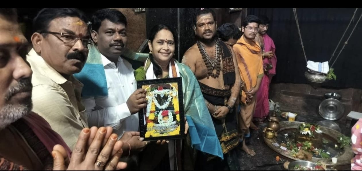 బోగలింగేశ్వర స్వామిని దర్శించుకున్న జోనల్ కమిషనర్ చక్రవర్తి