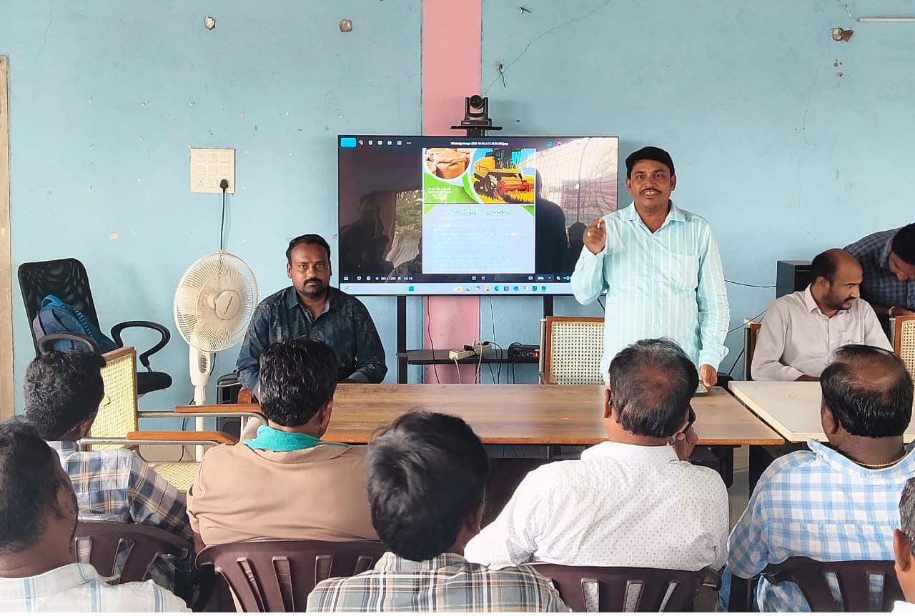 వానాకాలం వరి పంట కోతపై రైతులకు అవగాహనా కార్యక్రమం నిర్వహించినమండల వ్యవసాయ అధికారి N తిరుపతి