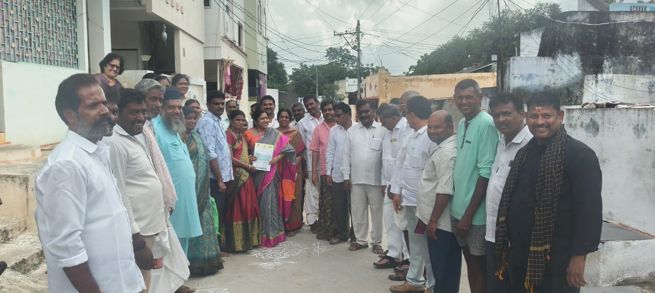 సీఎం రిలీఫ్ చెక్కులను పేదలకు పంపిణీ చేసిన ఎమ్మెల్యే సతీమణి కందుల వసంత లక్ష్మి.