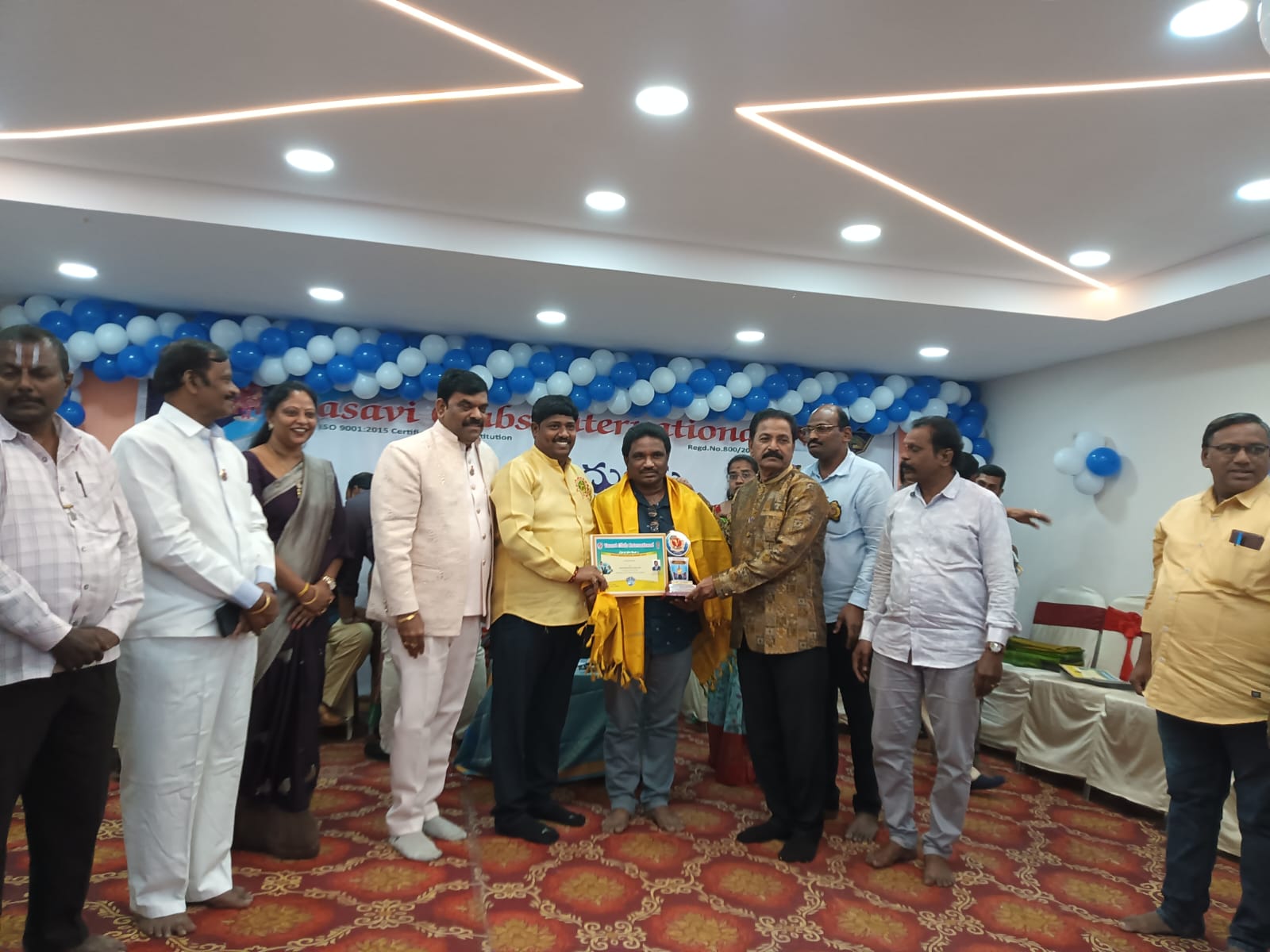 వాసవి క్లబ్స్ అంతర్జాతీయ సేవా సంస్థ ఆధ్వర్యంలో పాత్రికేయులకు సత్కారంకలం యోధులకుమాట్లాడుతున్న పాత్రికేయులువాసవి క్లబ్ సభ్యులు