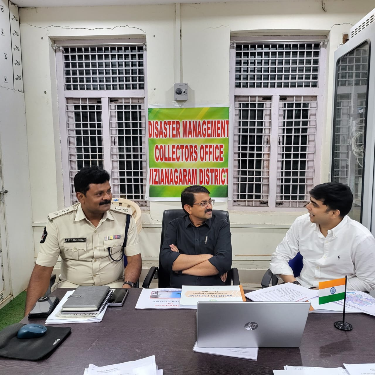 కంట్రోల్ రూమ్ నందు తుఫాను సన్నద్ధతపై సమీక్ష నిర్వహణవిజయనగరం జిల్లా ఎస్పీ ఎ.ఆర్.దామోదర్, ఐపిఎస్