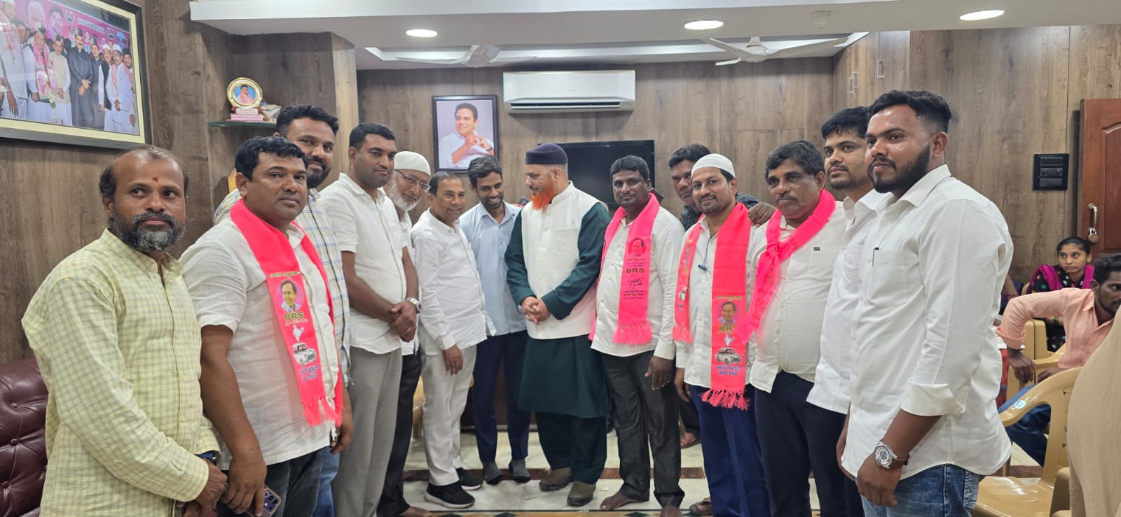 జూబ్లీహిల్స్ ఉప ఎన్నికల్లో జహీరాబాద్ ఎమ్మెల్యే మాణిక్ రావు మరియు కార్యకర్తలు బిఆర్ఎస్ టీం వర్క్