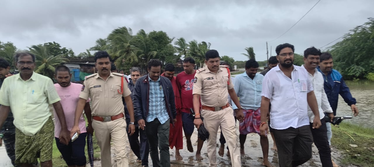 తీర ప్రాంత మత్స్యకారులను అప్రమత్తం చేస్తున్న అదికారులుమొంథా తుఫాను ముంచుకొస్తుందిమేమంతా ఉన్నాం మీకు అండగా….ముమ్మిడివరం సిఐ మోహన్ కుమార్