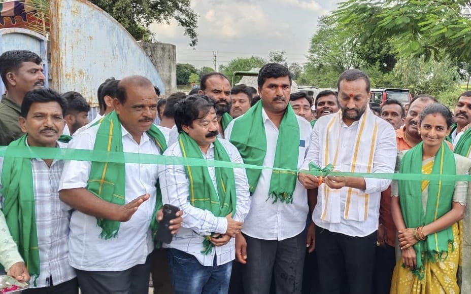 హైమద్ నగర్ లో సీసీఐ పత్తి కొనుగోలు కేంద్రాన్ని ప్రారంభించిన ఎంపీ రఘునందన్ రావు