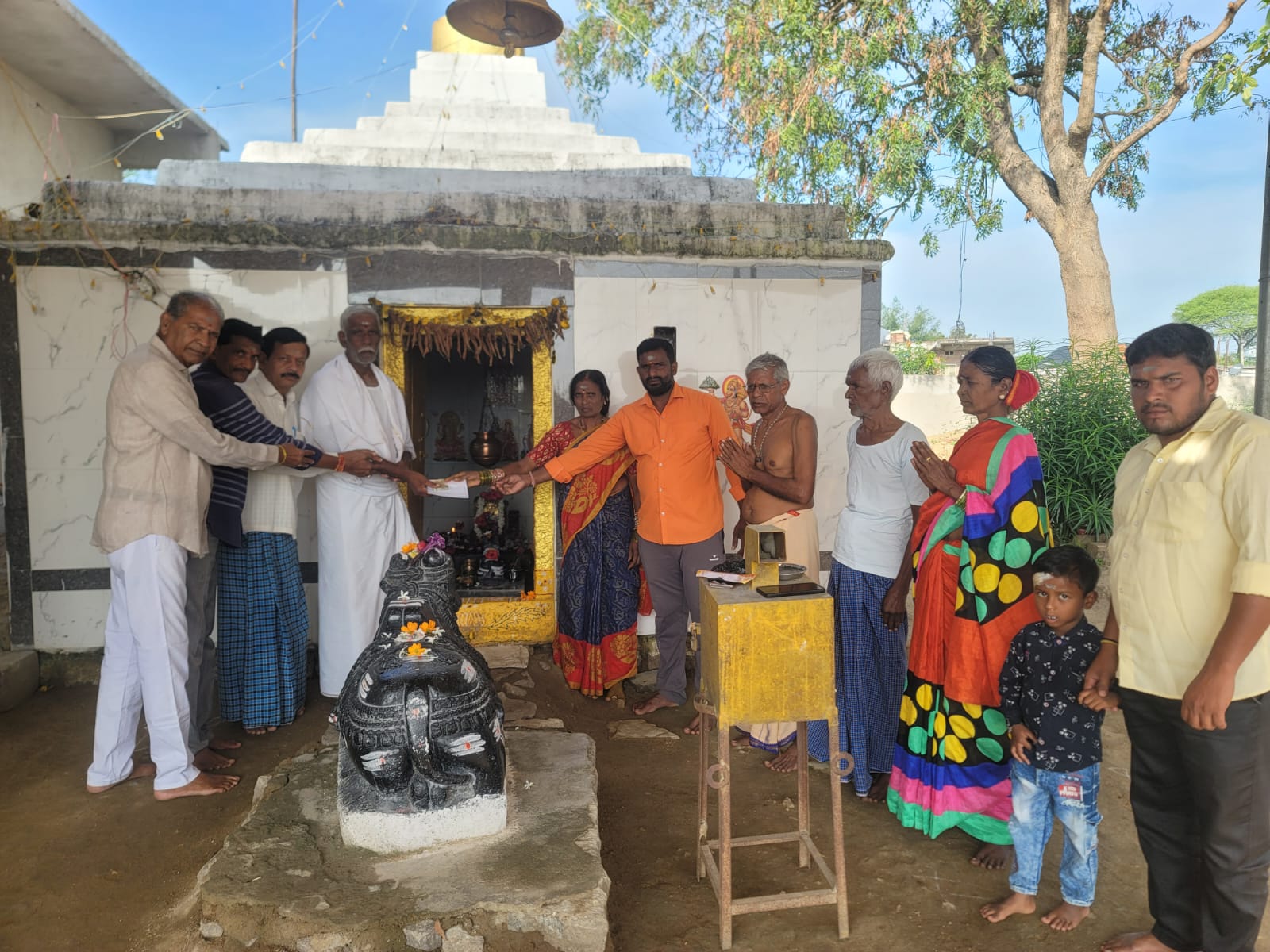 ఆధ్యాత్మిక సేవలో ముందుండాలిశివాలయం అభివృద్ధికి పంజాల లింగ గౌడ్ 10 వేలు విరాళం