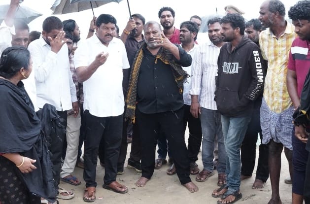 సముద్ర తీర ప్రాంతాలను నదీ పరివాహక గ్రామాలను సందర్శించిన ఎమ్మెల్యే విజయ్ కుమార్