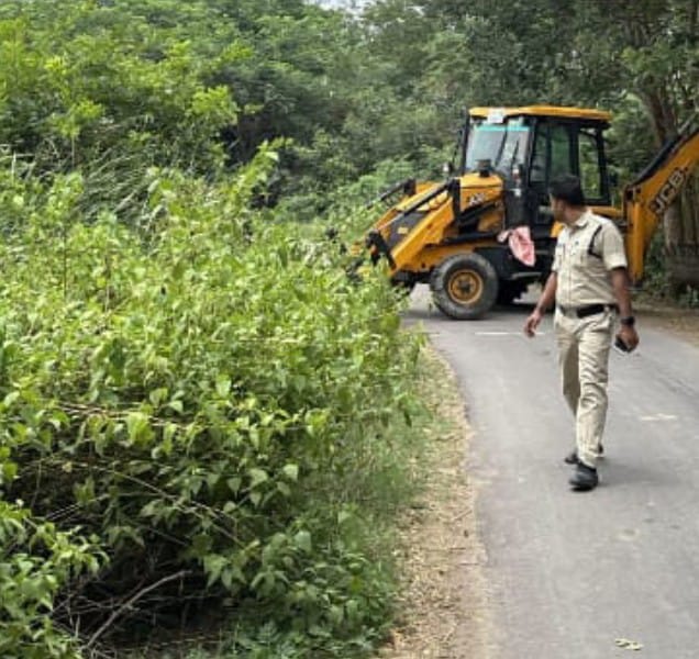 రోడ్డుకు ఇరువైపులా ఉన్న ముళ్ళపొదలు తొలిగింపు