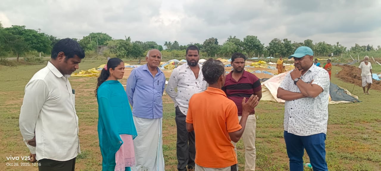 ఐకెపి పిపిసి సెంటర్ను పరిశీలించిన అగ్రికల్చర్ ఆఫీసర్ రాజశేఖర్