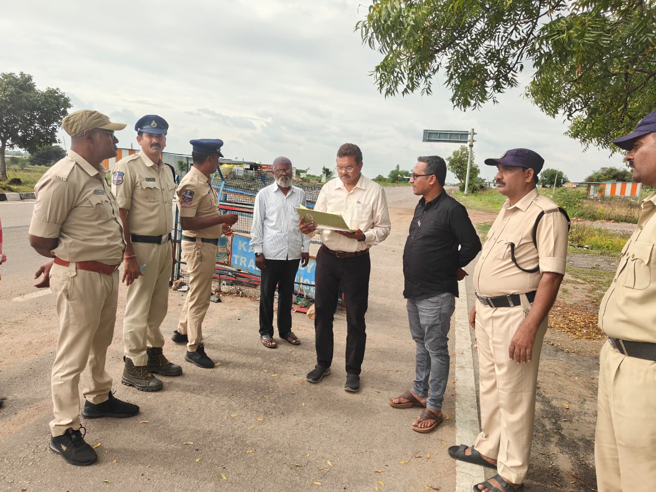 జిన్నింగ్ మిల్లు, అంతరాష్ట్ర సరిహద్దు చెక్ పోస్ట్ ను తనిఖీ చేసిన జిల్లా అదనపు కలెక్టర్ వి విక్టర్ …