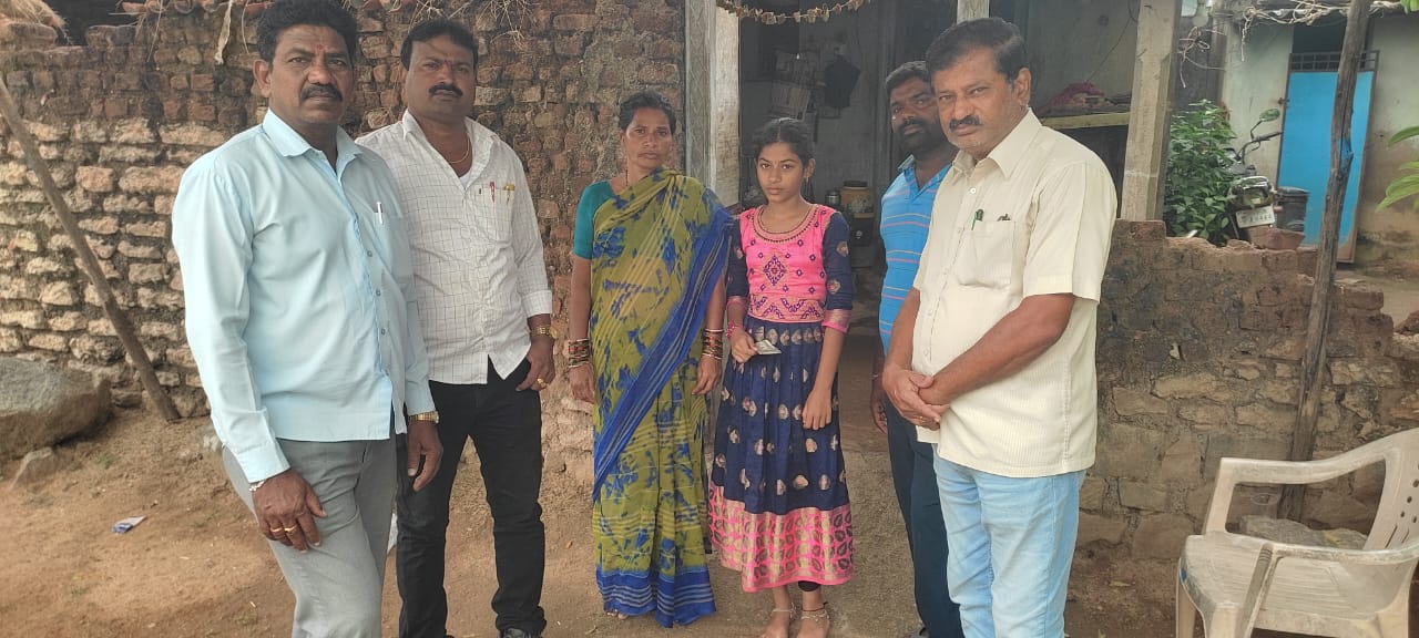 బాధిత కుటుంబానికి ఆర్థిక సాయం చేసిన ఉపాధ్యాయ బృందం