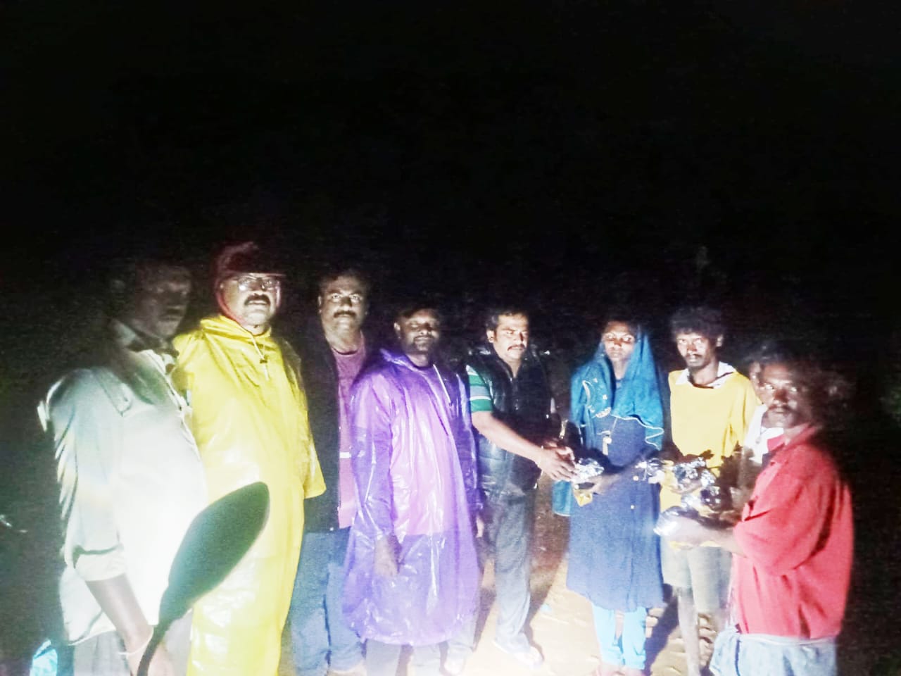 మొంథా తుఫాన్ లో యాచకులకు అన్నం పొట్లాలు అందజేత