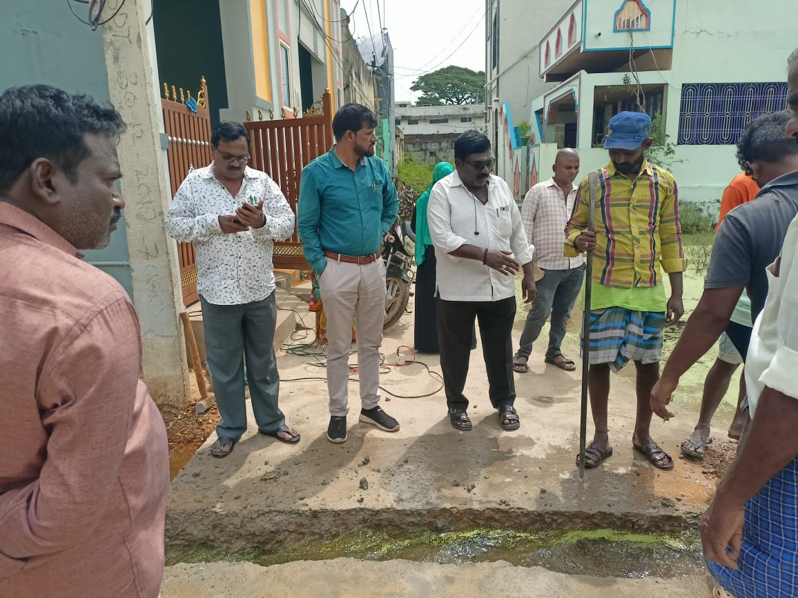 నివాసాల మధ్య వర్షపు నీరు తొలగిస్తున్న ఎంపీడీవో కే ఆర్ ఎం ప్రసాద్,