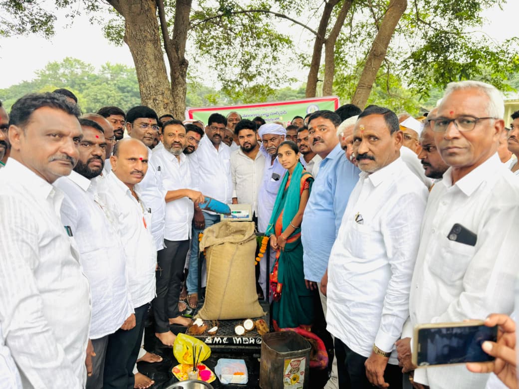 సోయా కొనుగోలు కేంద్రాన్ని ప్రారంభించిన ఎమ్మెల్యే తోట లక్ష్మీ కాంతారావు ….