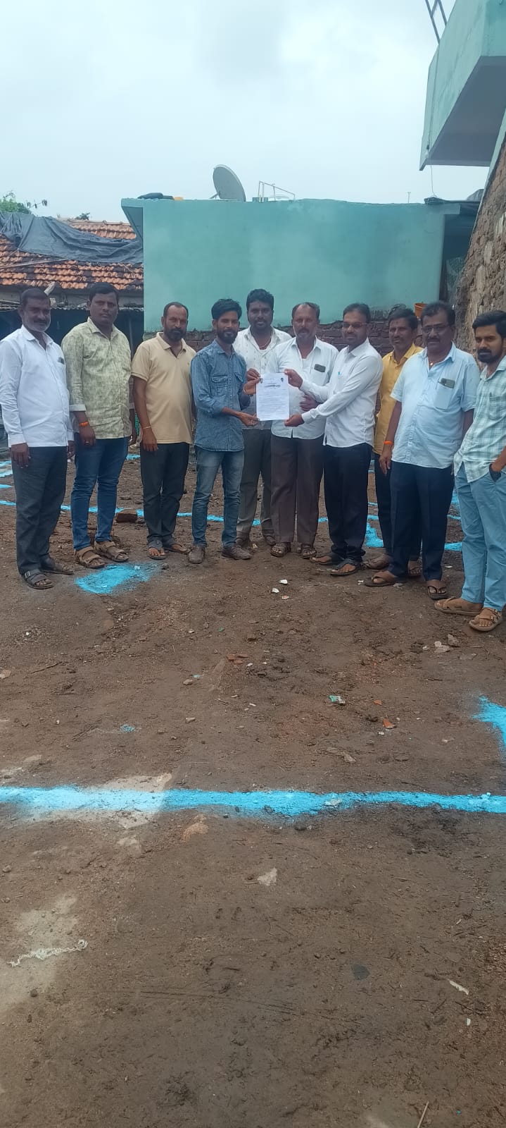 ఇంటి నిర్మాణానికి భూమి పూజ చేసిన కాంగ్రెస్ పార్టీ అధ్యక్షుడు….