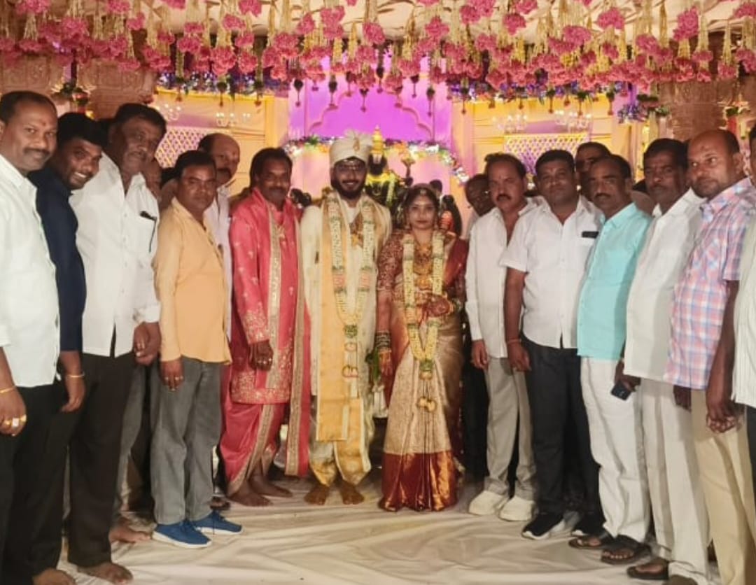 నూతన వధూవరులను ఆశీర్వదించిన మున్సిపల్ మాజీ చైర్మన్ భాస్కర్, మాజీ జెడ్పీటీసీ రామచంద్రం
